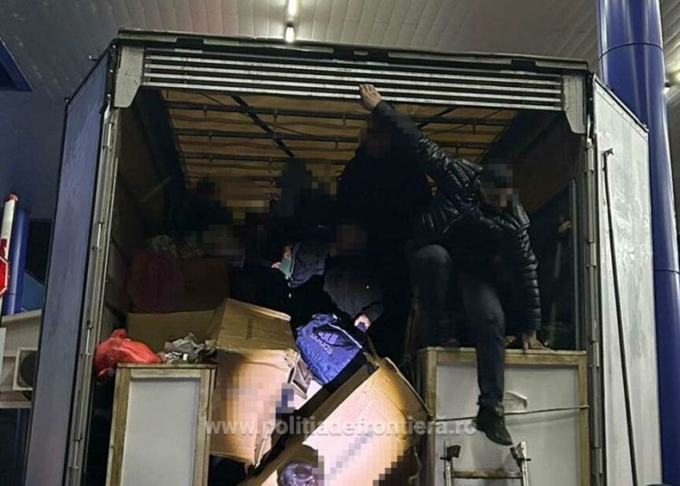 26 de migranți descoperiți ascunși într-un TIR la Calafat! 26 de migranți descoperiți ascunși într-un TIR la Calafat!
