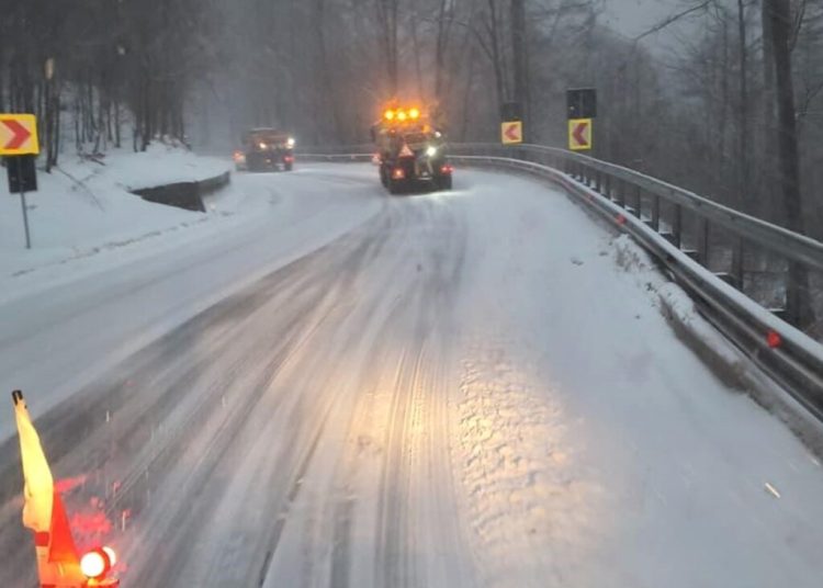 Iarnă dură în Maramureș: CJSU recomandă anvelope de iarnă! Iarnă dură în Maramureș: CJSU recomandă anvelope de iarnă!