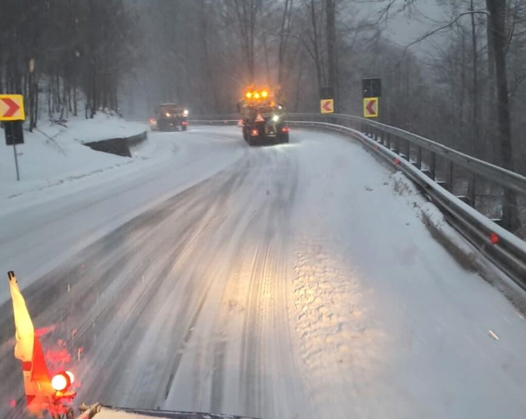 Iarnă dură în Maramureș: CJSU recomandă anvelope de iarnă! Iarnă dură în Maramureș: CJSU recomandă anvelope de iarnă!