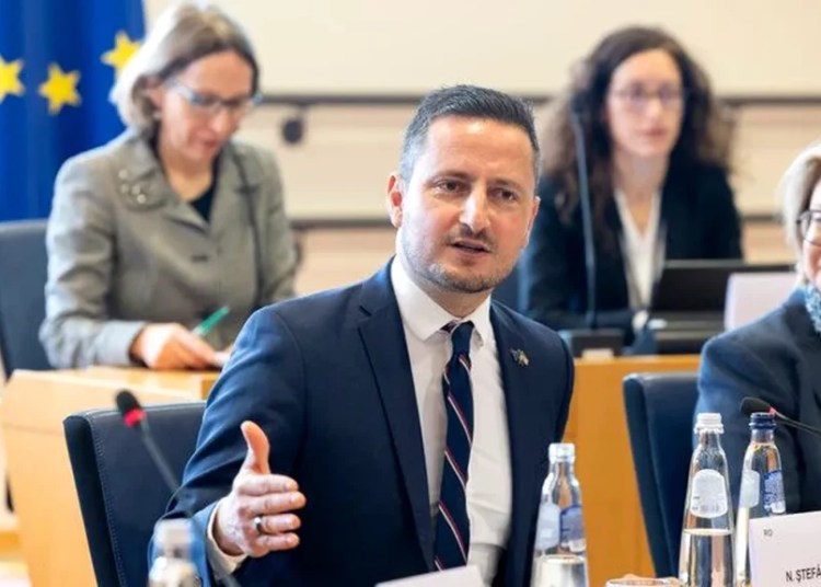 „Vicepreședinte EP: Reacția surprinzătoare la tortul lui George Simion!” „Vicepreședinte EP: Reacția surprinzătoare la tortul lui George Simion!”