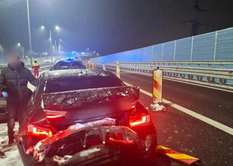 Accident spectaculos pe A1: multiple mașini implicate din cauza poleiului! Accident spectaculos pe A1: multiple mașini implicate din cauza poleiului!