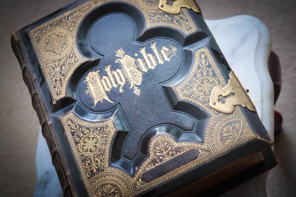 „Biblia bate recorduri în UK: Rebeliunea crede în credință!” „Biblia bate recorduri în UK: Rebeliunea crede în credință!”