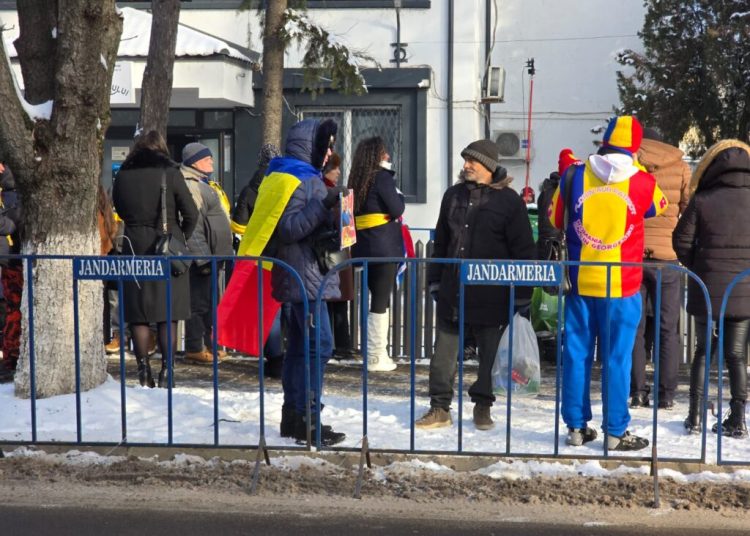 Călin Georgescu, în atenția mulțimii la Poliția Buftea: FOTO, VIDEO! Călin Georgescu, în atenția mulțimii la Poliția Buftea: FOTO, VIDEO!