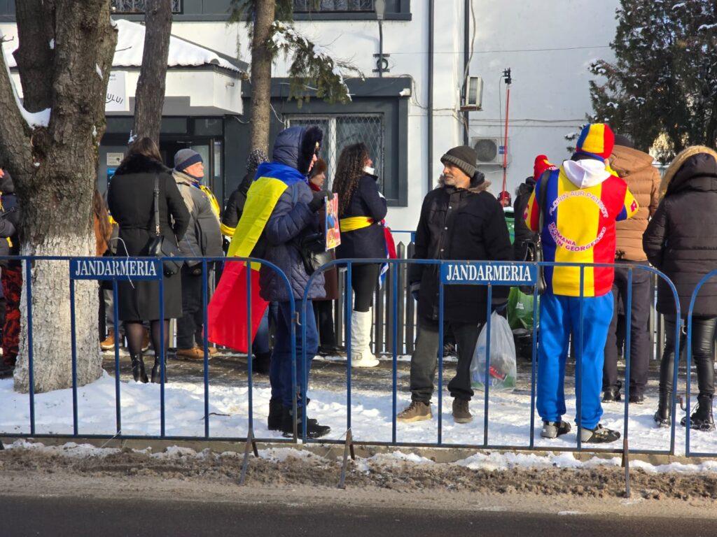 Călin Georgescu, în atenția mulțimii la Poliția Buftea: FOTO, VIDEO! Călin Georgescu, în atenția mulțimii la Poliția Buftea: FOTO, VIDEO!