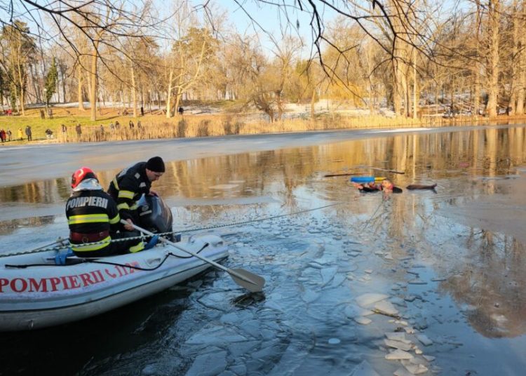 Craiova: Copil salvat din apă în parc, misiune de urgență! Craiova: Copil salvat din apă în parc, misiune de urgență!