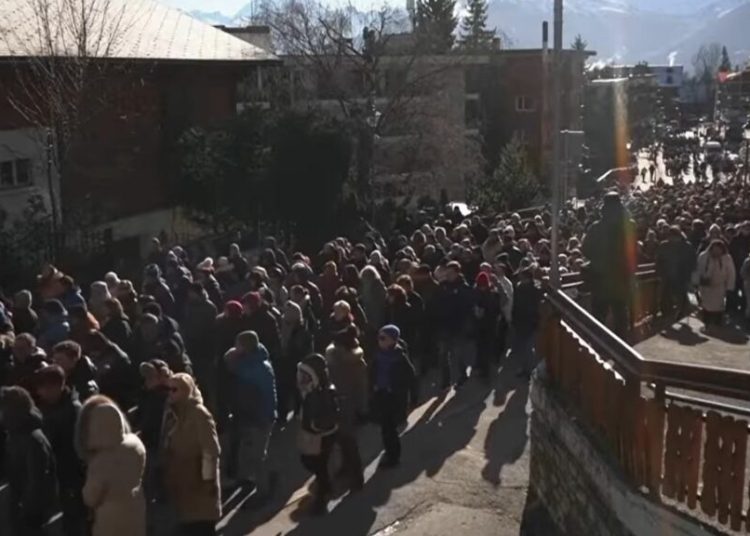 Marș emoționant pentru victimele incendiului din Elveția Marș emoționant pentru victimele incendiului din Elveția