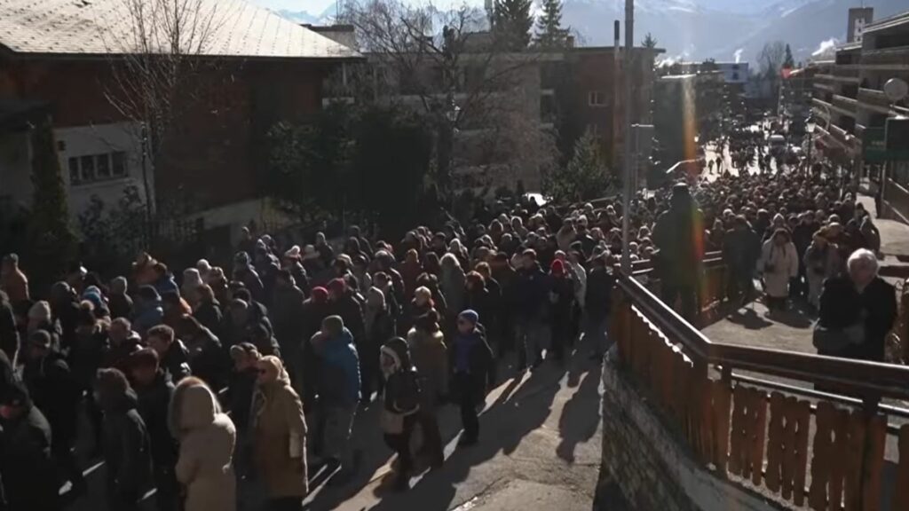 Marș emoționant pentru victimele incendiului din Elveția Marș emoționant pentru victimele incendiului din Elveția