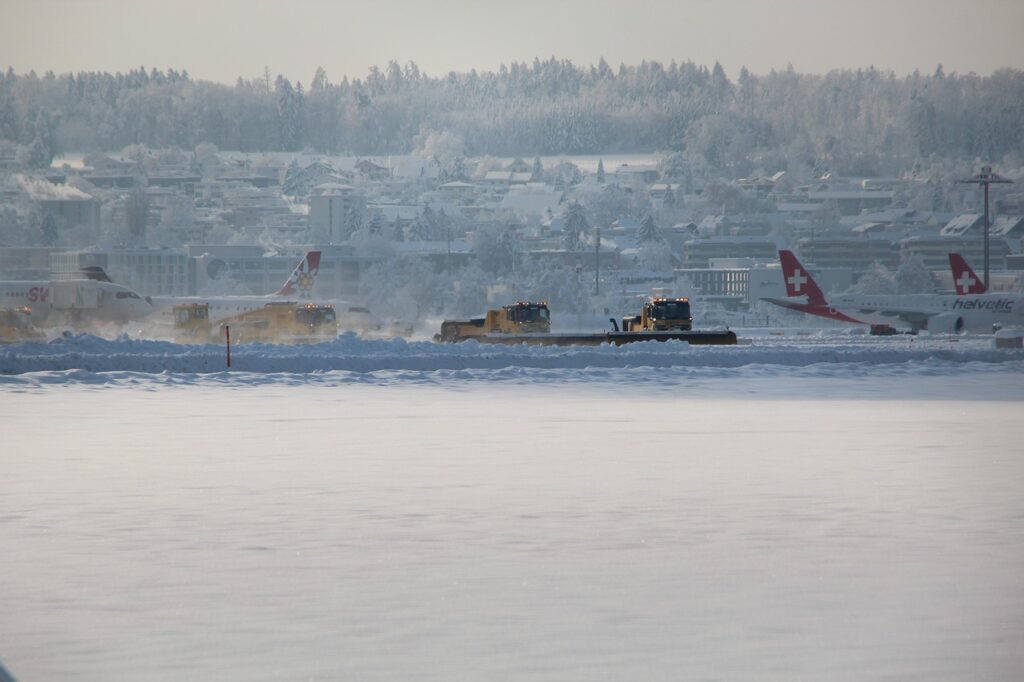 Aeroporturi europene închise din cauza poleiului și zăpezii! Aeroporturi europene închise din cauza poleiului și zăpezii!
