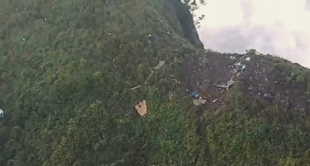 Indonezia: Epava avionului dispărut descoperită în munții Sulawesi! Indonezia: Epava avionului dispărut descoperită în munții Sulawesi!