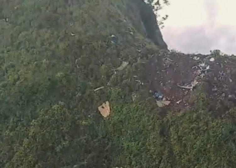 Indonezia: Epava avionului dispărut descoperită în munții Sulawesi! Indonezia: Epava avionului dispărut descoperită în munții Sulawesi!