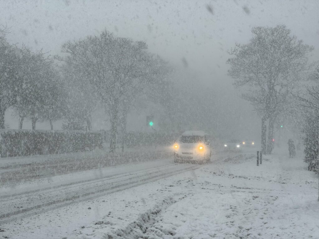 Ninsorile paralizează școlile și transportul în Marea Britanie și Irlanda! Ninsorile paralizează școlile și transportul în Marea Britanie și Irlanda!
