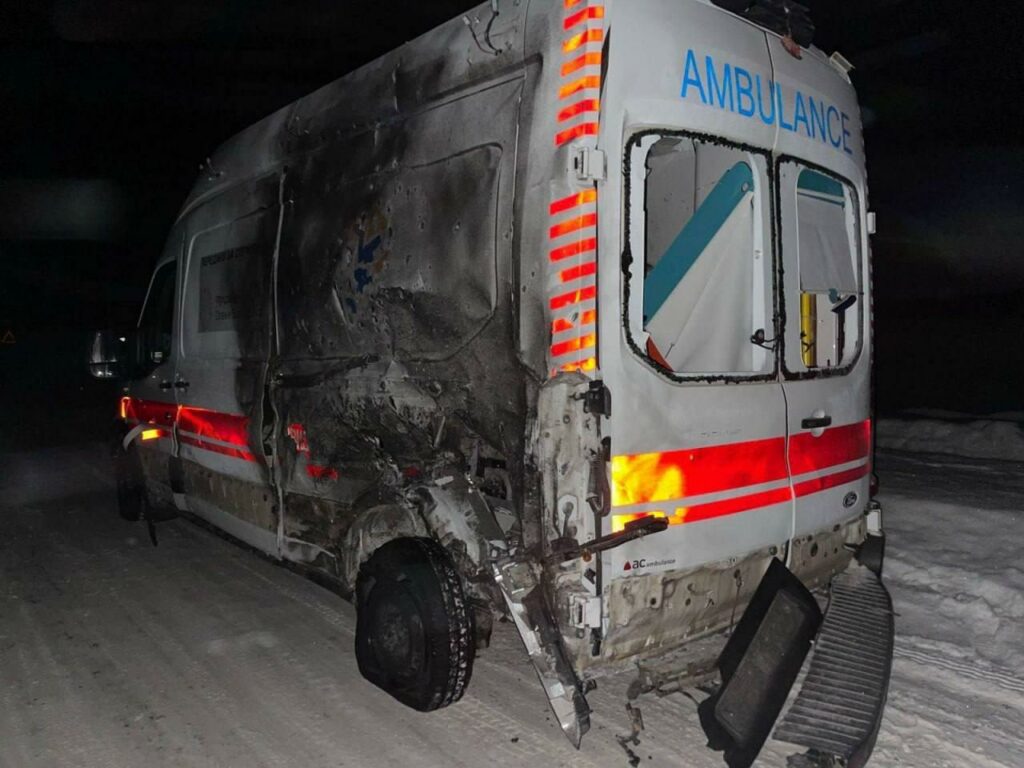 Ambulanță atacată în Cernihiv: Doi medici răniți în urma incidentului Ambulanță atacată în Cernihiv: Doi medici răniți în urma incidentului