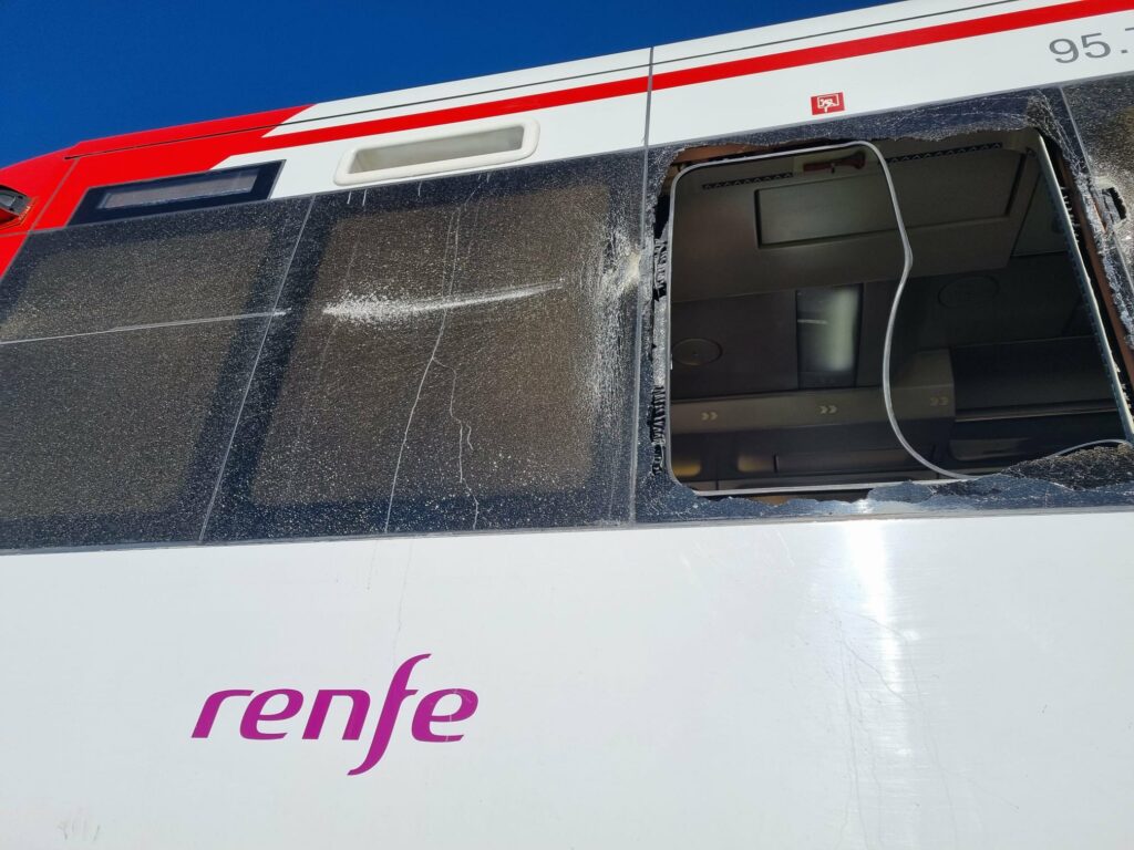 Accident feroviar în Spania: tren de navetiști colidează cu o macara! Accident feroviar în Spania: tren de navetiști colidează cu o macara!