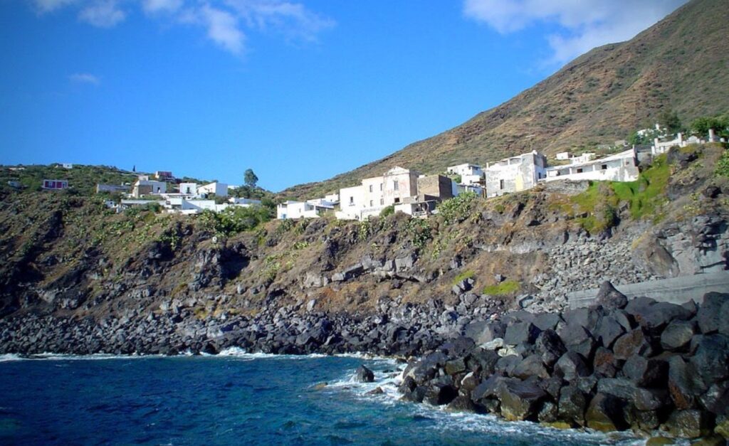 Descoperă cea mai mică școală din Italia: Redeschidere pentru o elevă! Descoperă cea mai mică școală din Italia: Redeschidere pentru o elevă!