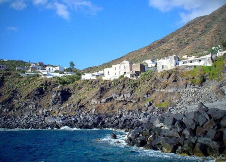 Descoperă cea mai mică școală din Italia: Redeschidere pentru o elevă! Descoperă cea mai mică școală din Italia: Redeschidere pentru o elevă!