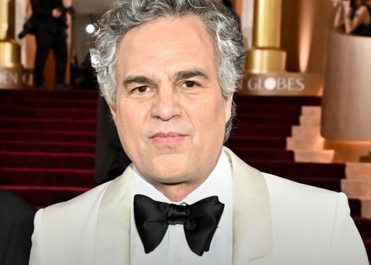 Vedete protestează împotriva ICE cu insigne la Globurile de Aur! Vedete protestează împotriva ICE cu insigne la Globurile de Aur!