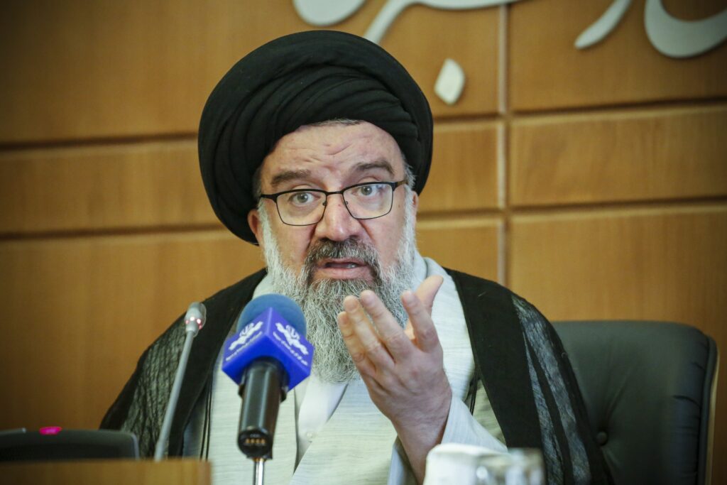 Cleric radical din Iran cere execuții și amenință direct pe Trump! Cleric radical din Iran cere execuții și amenință direct pe Trump!