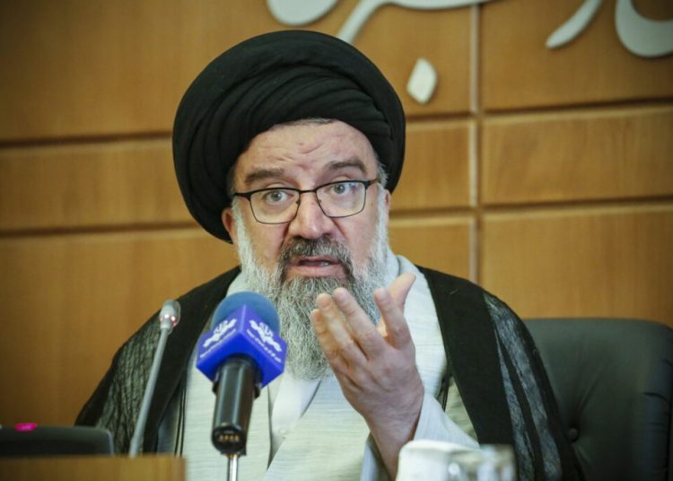 Cleric radical din Iran cere execuții și amenință direct pe Trump! Cleric radical din Iran cere execuții și amenință direct pe Trump!