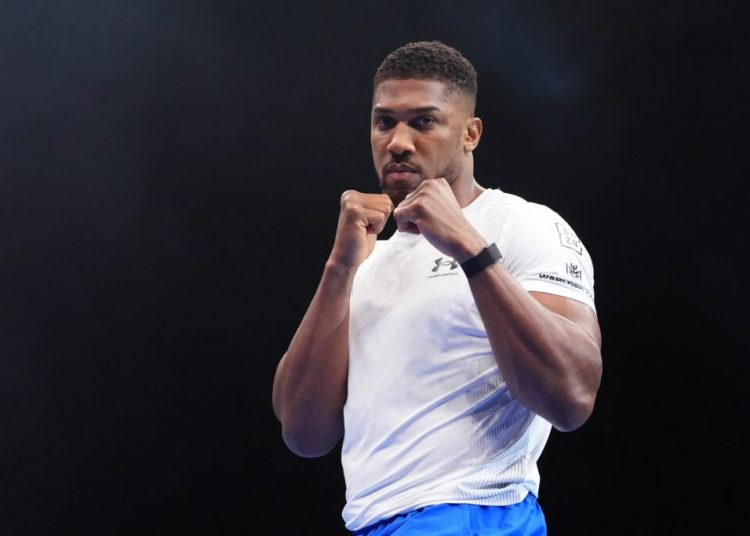 Anthony Joshua își omagiază prietenii decedați în tragedia din Nigeria Anthony Joshua își omagiază prietenii decedați în tragedia din Nigeria