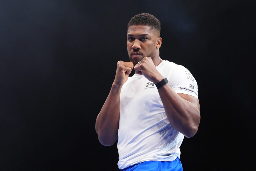 Anthony Joshua își omagiază prietenii decedați în tragedia din Nigeria Anthony Joshua își omagiază prietenii decedați în tragedia din Nigeria