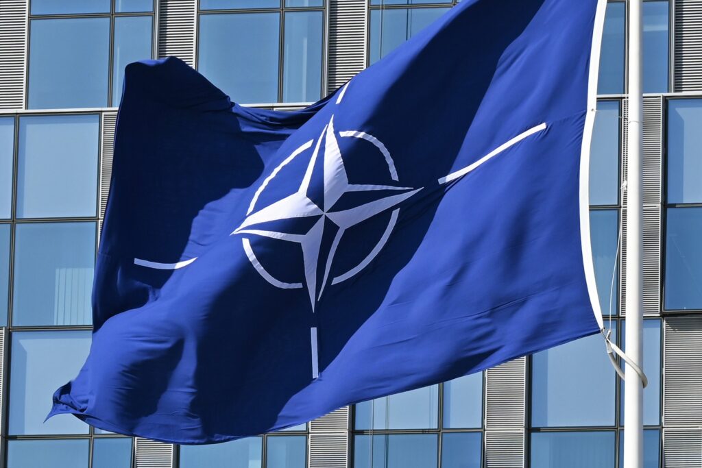 NATO intensifică apărarea estică cu stocuri și roboți de luptă! NATO intensifică apărarea estică cu stocuri și roboți de luptă!