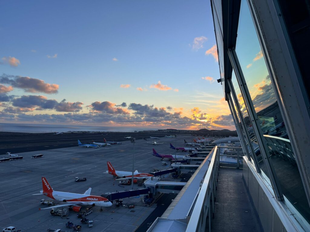 Tenerife: Tentativa șocantă a unui bărbat de a urca cu soția decedată Tenerife: Tentativa șocantă a unui bărbat de a urca cu soția decedată