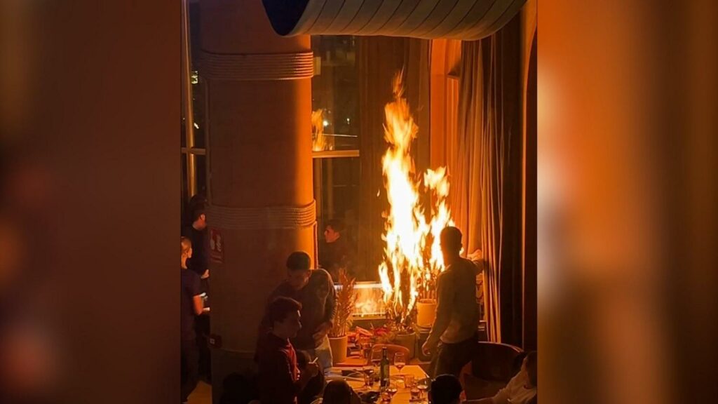 Incendiu spectaculos într-un restaurant de lux din Madrid, evacuat noaptea! Incendiu spectaculos într-un restaurant de lux din Madrid, evacuat noaptea!