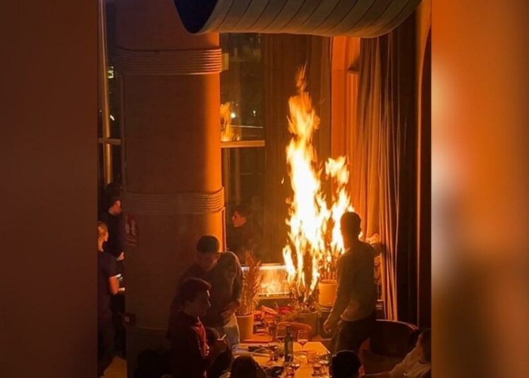 Incendiu spectaculos într-un restaurant de lux din Madrid, evacuat noaptea! Incendiu spectaculos într-un restaurant de lux din Madrid, evacuat noaptea!