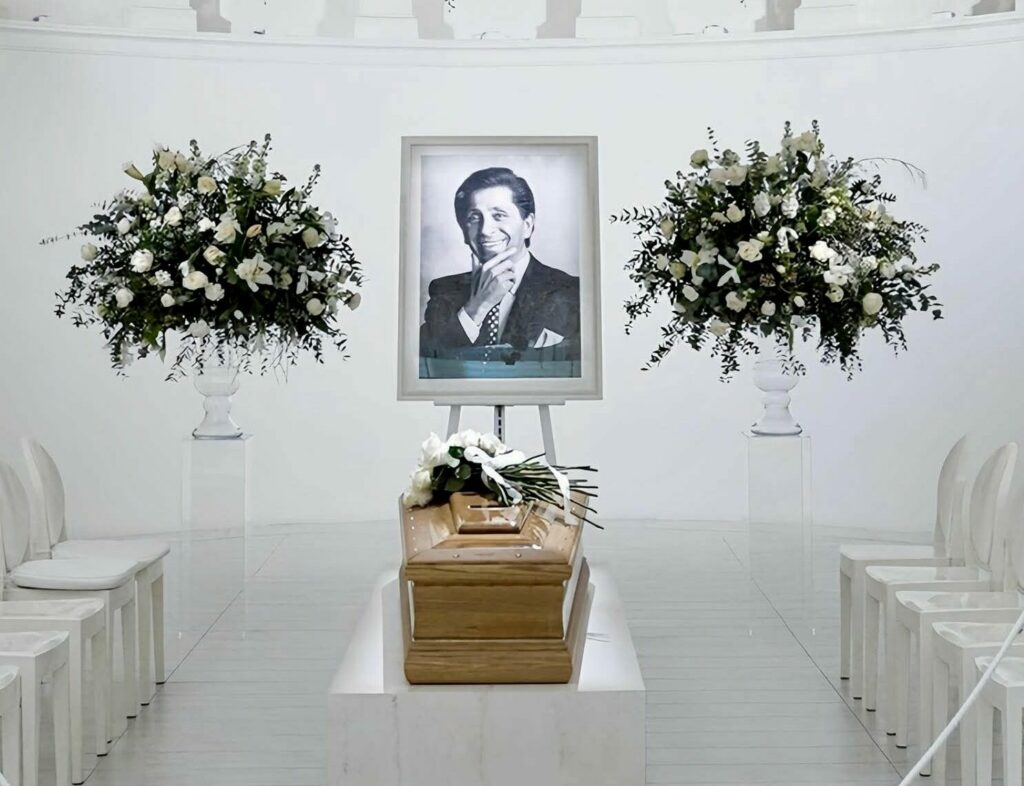 Valentino, îngropat cu onoruri: 10.000 de oameni la funeraliile regelui modei Valentino, îngropat cu onoruri: 10.000 de oameni la funeraliile regelui modei