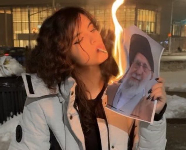 Femeile din Iran își aprind țigările cu poze arzătoare ale lui Khamenei! Femeile din Iran își aprind țigările cu poze arzătoare ale lui Khamenei!