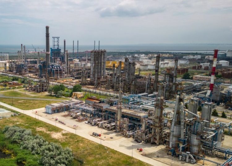 Protest impresionant la Rafinăria Petromidia: angajații cer salarii mai mari! Protest impresionant la Rafinăria Petromidia: angajații cer salarii mai mari!