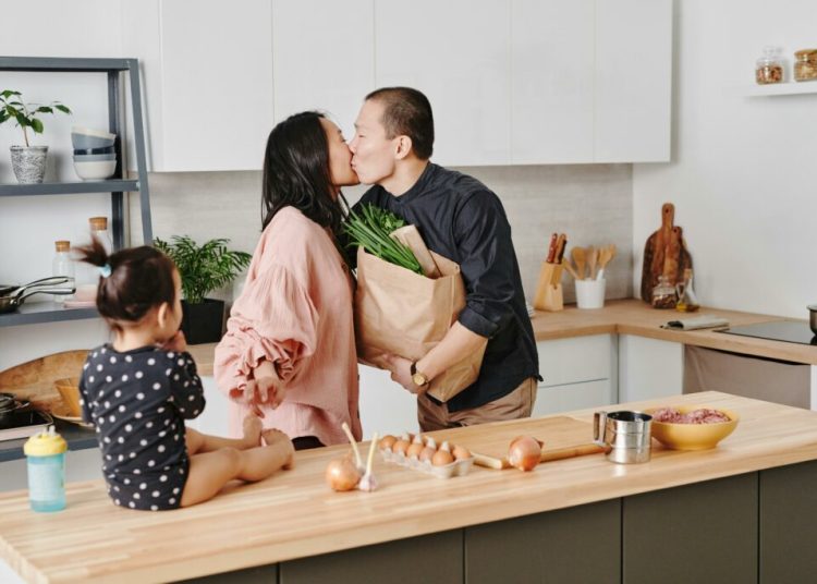 7 Obiceiuri esențiale pentru cupluri fericite, dezvăluite de un specialist 7 Obiceiuri esențiale pentru cupluri fericite, dezvăluite de un specialist