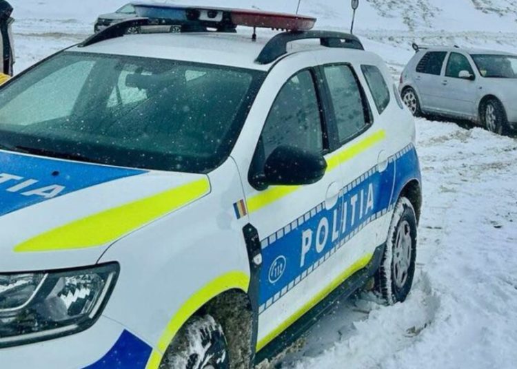 Accident pe A1 Dâmbovița: Mașină cu remorcă răsturnată blochează traficul Accident pe A1 Dâmbovița: Mașină cu remorcă răsturnată blochează traficul