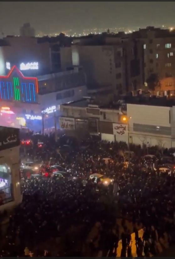 Protestele din Iran explodează: vehicule și clădiri în flăcări! Protestele din Iran explodează: vehicule și clădiri în flăcări!