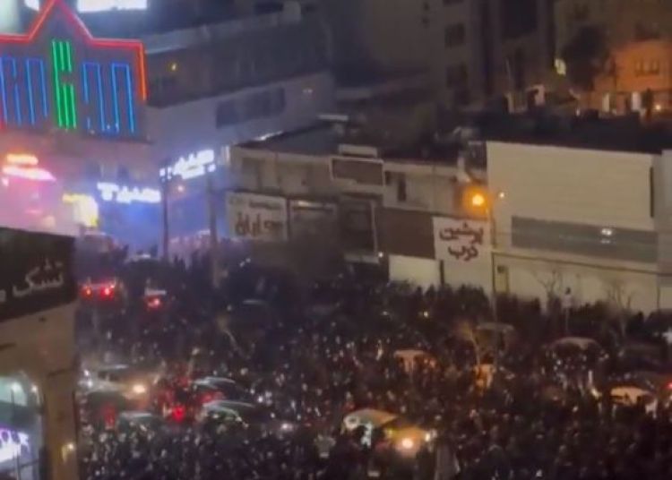 Protestele din Iran explodează: vehicule și clădiri în flăcări! Protestele din Iran explodează: vehicule și clădiri în flăcări!