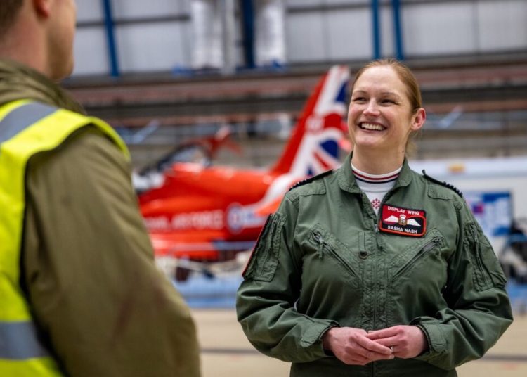 Red Arrows scrie istorie: Sasha Nash, prima femeie la comandă! Red Arrows scrie istorie: Sasha Nash, prima femeie la comandă!