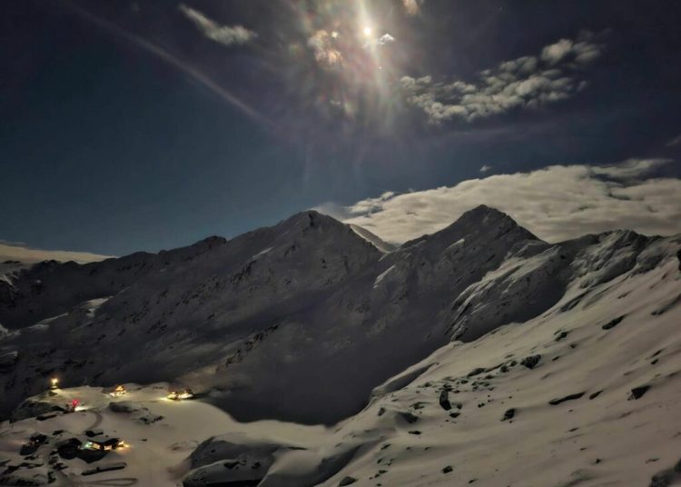 Doi tineri dispăruți pe Vârful Moldoveanu, căutați în viscol extrem! Doi tineri dispăruți pe Vârful Moldoveanu, căutați în viscol extrem!