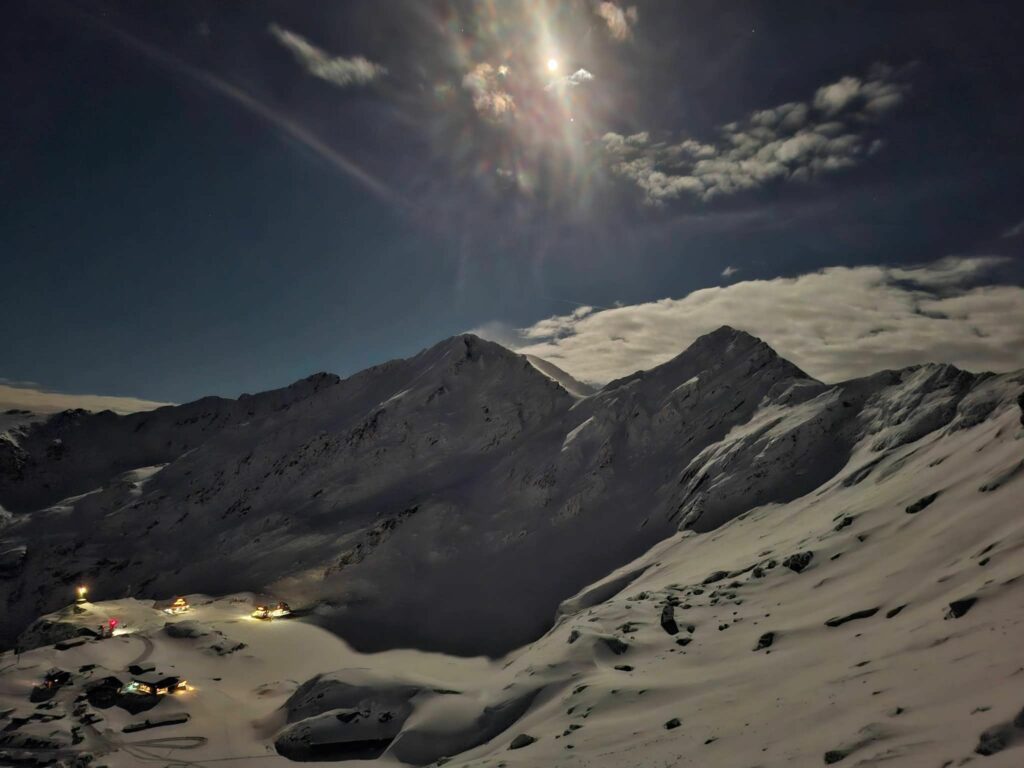 Doi tineri dispăruți pe Vârful Moldoveanu, căutați în viscol extrem! Doi tineri dispăruți pe Vârful Moldoveanu, căutați în viscol extrem!