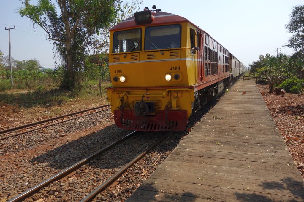 Tragedie în Thailanda: O macara s-a prăbușit peste un tren de pasageri Tragedie în Thailanda: O macara s-a prăbușit peste un tren de pasageri