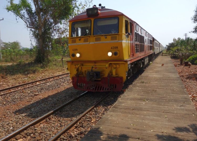 Tragedie în Thailanda: O macara s-a prăbușit peste un tren de pasageri Tragedie în Thailanda: O macara s-a prăbușit peste un tren de pasageri