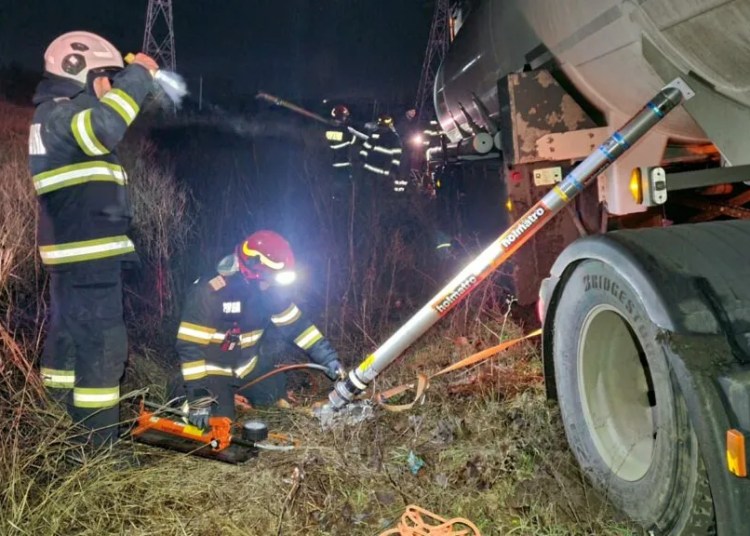 Accident spectaculos: Cisterna cu 10 tone de benzină a derapat! Accident spectaculos: Cisterna cu 10 tone de benzină a derapat!