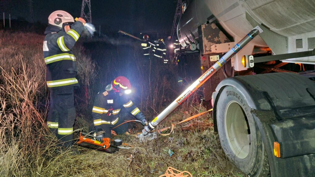 Accident spectaculos: Cisterna cu 10 tone de benzină a derapat! Accident spectaculos: Cisterna cu 10 tone de benzină a derapat!