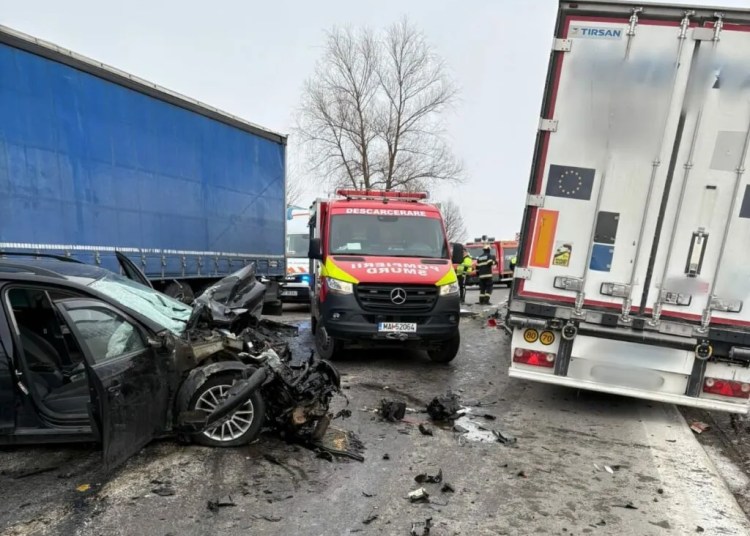 Accident grav în Suceava: Persoană încarcerată, pompierii acționează! Accident grav în Suceava: Persoană încarcerată, pompierii acționează!