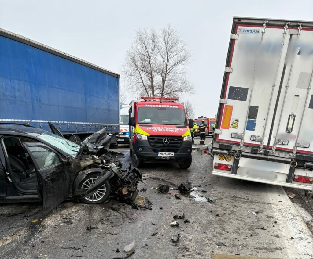 Accident grav în Suceava: Persoană încarcerată, pompierii acționează! Accident grav în Suceava: Persoană încarcerată, pompierii acționează!