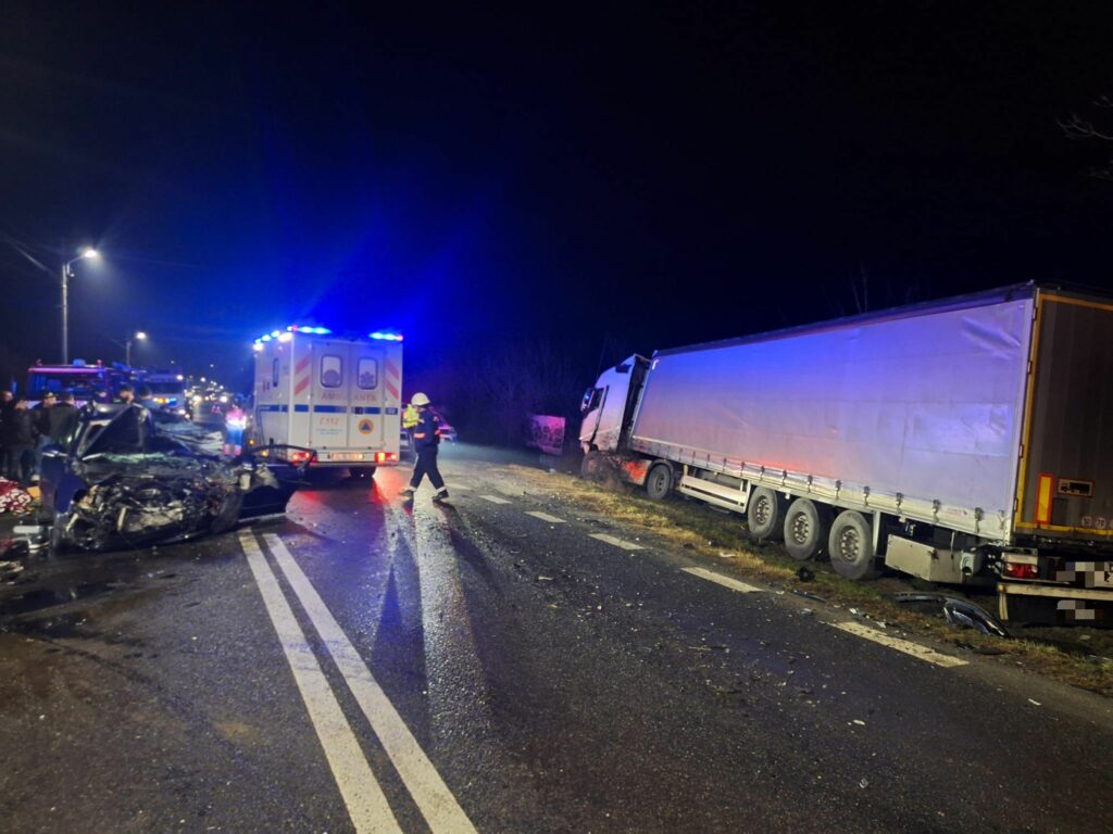 Tragedie pe DN 7: Un tânăr de 19 ani a murit, patru răniți în accident Tragedie pe DN 7: Un tânăr de 19 ani a murit, patru răniți în accident