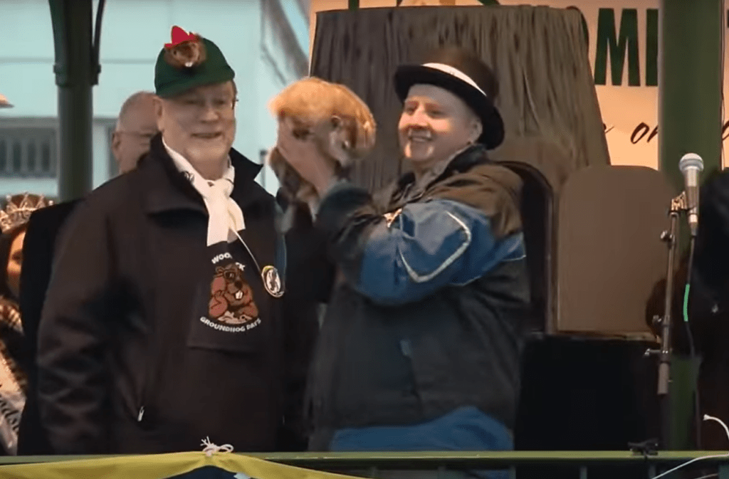 PETA solicită retragerea marmotei Willie de la Woodstock Groundhog Days! PETA solicită retragerea marmotei Willie de la Woodstock Groundhog Days!