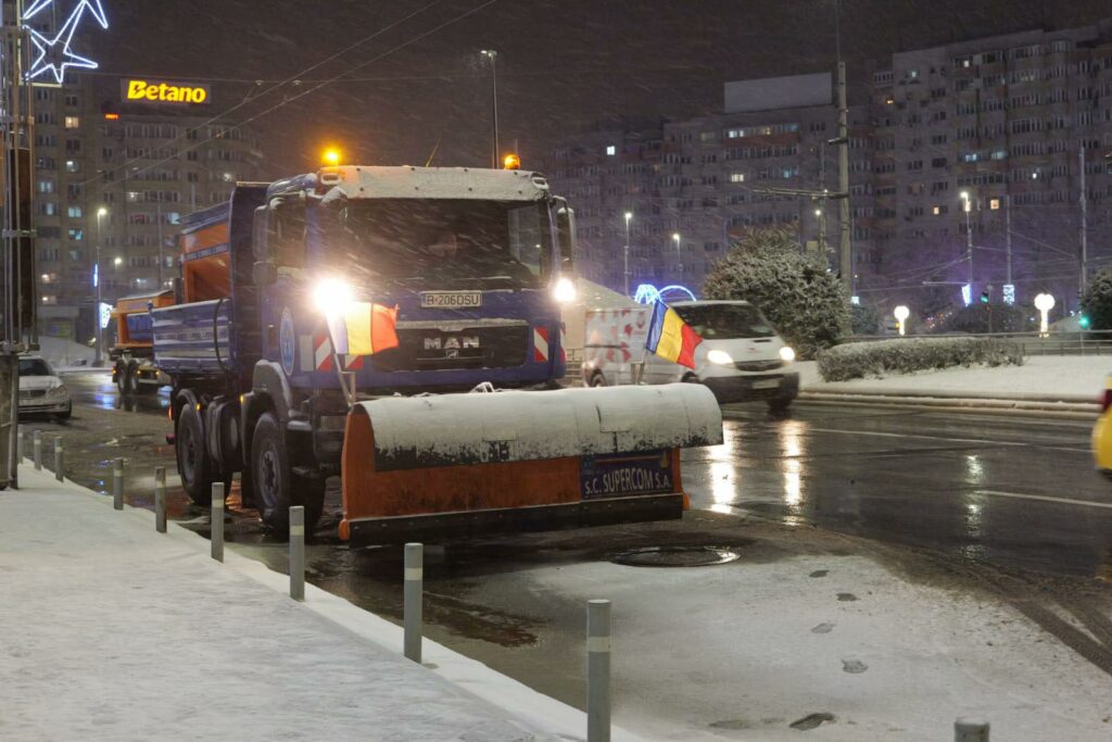 Deszăpezire masivă: 1.000 de muncitori și 300 de utilaje în acțiune! Deszăpezire masivă: 1.000 de muncitori și 300 de utilaje în acțiune!