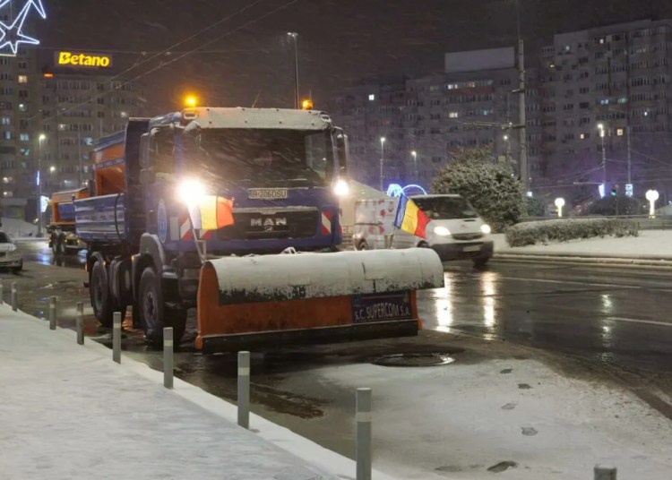 Deszăpezire masivă: 1.000 de muncitori și 300 de utilaje în acțiune! Deszăpezire masivă: 1.000 de muncitori și 300 de utilaje în acțiune!