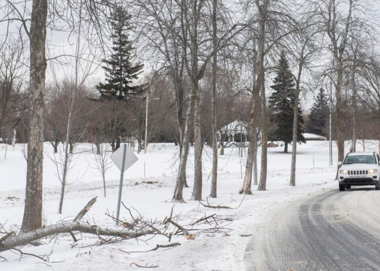 România în beznă: Intervenții de urgență pentru curent în 8 județe România în beznă: Intervenții de urgență pentru curent în 8 județe