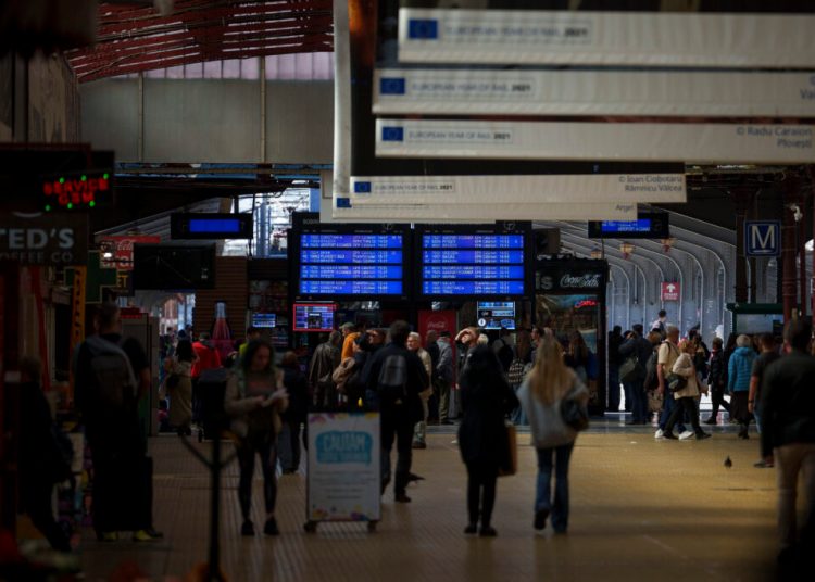 Trenuri blocate în Gara de Nord: întârzieri de sute de minute! Trenuri blocate în Gara de Nord: întârzieri de sute de minute!